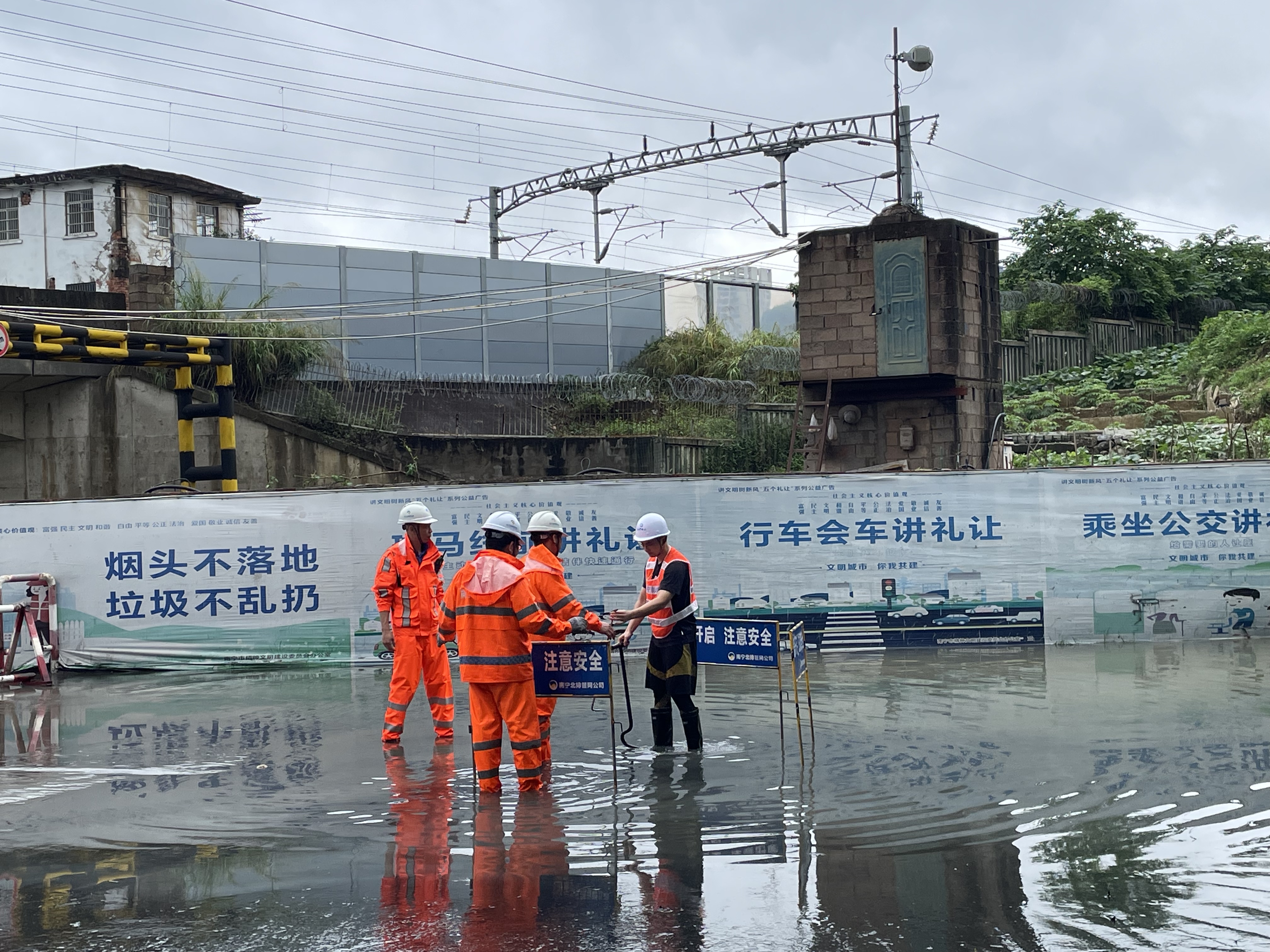 積極應對強降雨，市排水公司連夜出擊排水搶險